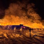 VIDEO: Hasiči dostali požár haly v areálu letiště pod kontrolu. Škoda půjde do milionů korun