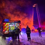 VIDEO: Hasiči dostali požár haly v areálu letiště pod kontrolu. Škoda půjde do milionů korun