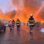 VIDEO: Hasiči dostali požár haly v areálu letiště pod kontrolu. Škoda půjde do milionů korun