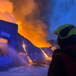 VIDEO: Hasiči dostali požár haly v areálu letiště pod kontrolu. Škoda půjde do milionů korun