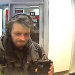 Z bankomatu v Budějovicích vybral 300 tisíc. Policie pátrá po muži ze snímku