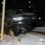 Zledovatělá silnice potrápila řidiče na Prachaticku. Dva jízdu nezvládli a havarovali