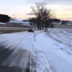 Auta klouzala do stoky. Silnice zasypal sníh, platí výstraha