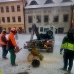 VIDEO: Vánoční strom na Žižkově náměstí v Táboře šel k zemi