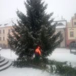 VIDEO: Vánoční strom na Žižkově náměstí v Táboře šel k zemi