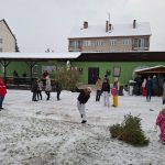 Hod vánočním stromkem lidi v Čížové stále baví