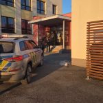 Policejní manévry u základních škol v Kaplici. Anonym vyhrožoval výbuchem