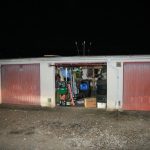 Do garáže v Budějovicích se vloupal zloděj. Uvnitř se pak proboural do další