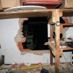 Do garáže v Budějovicích se vloupal zloděj. Uvnitř se pak proboural do další