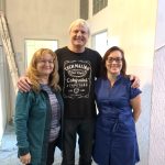 Když řemeslo pomáhá. Mistři i studenti zdarma vymalovali prostory organizace APLA Jižní Čechy v Táboře