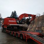 Hasiči i dnes zasahují u požáru haly v Plané. Škoda jde do milionů korun