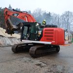 Hasiči i dnes zasahují u požáru haly v Plané. Škoda jde do milionů korun