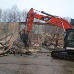 Hasiči i dnes zasahují u požáru haly v Plané. Škoda jde do milionů korun