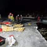 Nedaleko Jickovic se potopil hausbot. Hasiči s potápěči ho vyprošťují od pátečního odpoledne