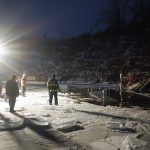 Nedaleko Jickovic se potopil hausbot. Hasiči s potápěči ho vyprošťují od pátečního odpoledne