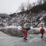 Nedaleko Jickovic se potopil hausbot. Hasiči s potápěči ho vyprošťují od pátečního odpoledne