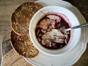 DOBROTY: Zapečený hermelín s brusinkami a ořechy - Jižní Čechy Teď!