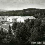 Město Vyšší Brod začalo s obnovou Hrudkova. Opravuje první byty a spouští soutěž na podobu nových lázní