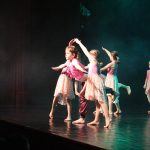 Projekt Kořeny taneční školy Coda a sezimovoústecké zušky vyprodal sál kulturního domu Spektrum rovnou čtyřikrát