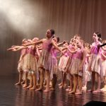 Projekt Kořeny taneční školy Coda a sezimovoústecké zušky vyprodal sál kulturního domu Spektrum rovnou čtyřikrát