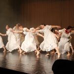 Projekt Kořeny taneční školy Coda a sezimovoústecké zušky vyprodal sál kulturního domu Spektrum rovnou čtyřikrát