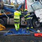 Z nádrží tahače při nehodě na Jindřichohradecku přečerpávali hasiči stovky litrů nafty