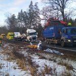 Z nádrží tahače při nehodě na Jindřichohradecku přečerpávali hasiči stovky litrů nafty