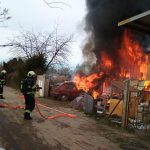 Lidé v Budějovicích mohli vidět hustý černý dům. Valil se z hořící chaty