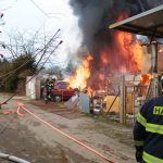 Lidé v Budějovicích mohli vidět hustý černý dům. Valil se z hořící chaty