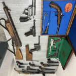 Při zbraňové amnestii přinesl člověk budějovickým policistům raritu. Zbraň v hodnotě kolem milionu