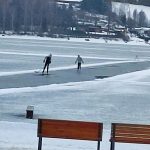 Led na Lipně je silný dost, v rozbředlé vrstvě ale není bruslení zrovna hitparáda