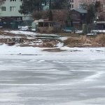 Led na Lipně je silný dost, v rozbředlé vrstvě ale není bruslení zrovna hitparáda