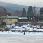 Led na Lipně je silný dost, v rozbředlé vrstvě ale není bruslení zrovna hitparáda