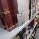 Celníci v prodejně na Krumlovsku zabavili napodobeniny parfémů. Mohou škodit zdraví