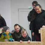 Pískoviště uvnitř prodejny nářadí. Bagry na ovládání lákají děti i tatínky