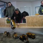 Pískoviště uvnitř prodejny nářadí. Bagry na ovládání lákají děti i tatínky