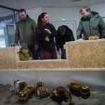 Pískoviště uvnitř prodejny nářadí. Bagry na ovládání lákají děti i tatínky