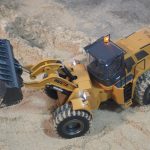 Pískoviště uvnitř prodejny nářadí. Bagry na ovládání lákají děti i tatínky