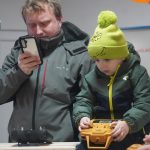 Pískoviště uvnitř prodejny nářadí. Bagry na ovládání lákají děti i tatínky