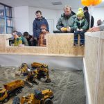 Pískoviště uvnitř prodejny nářadí. Bagry na ovládání lákají děti i tatínky