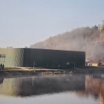 VIDEO: V Hluboké nad Vltavou poklepali na základní kámen nového zimního stadionu. V sobotu ve staré Kuki aréně zhasnou