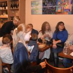 Výjimečná třída dospělých žáků výtvarníka Teodora Buzu existuje už 32 let. Teď vystavují v Šatně