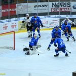 VIDEO: Sérii vyloučení vystřídala série gólová. Kohouti si poradili s Chomutovem 3:0