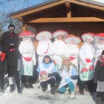 V Chyškách je zvykem, že maškary po nedělní mši nabízejí pohoštění u kostela