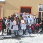 V Chyškách je zvykem, že maškary po nedělní mši nabízejí pohoštění u kostela