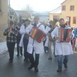 V Chyškách je zvykem, že maškary po nedělní mši nabízejí pohoštění u kostela