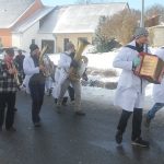 V Chyškách je zvykem, že maškary po nedělní mši nabízejí pohoštění u kostela