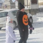 V Chyškách je zvykem, že maškary po nedělní mši nabízejí pohoštění u kostela