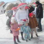 V Chyškách je zvykem, že maškary po nedělní mši nabízejí pohoštění u kostela