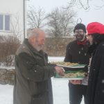 V Chyškách je zvykem, že maškary po nedělní mši nabízejí pohoštění u kostela